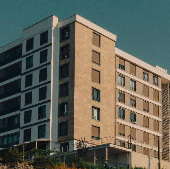 Edificio residencial moderno en Chile para representación de servicios de administración y gestión de condominios.
